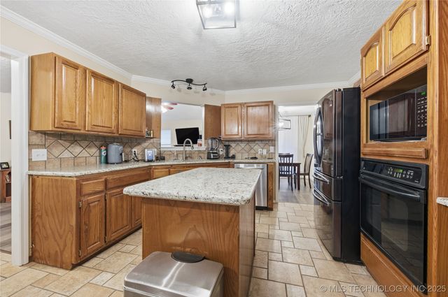 1017 W Pittsburg Place, Broken Arrow, OK 74012