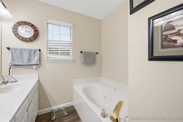 1017 W Pittsburg Place, Broken Arrow, OK 74012