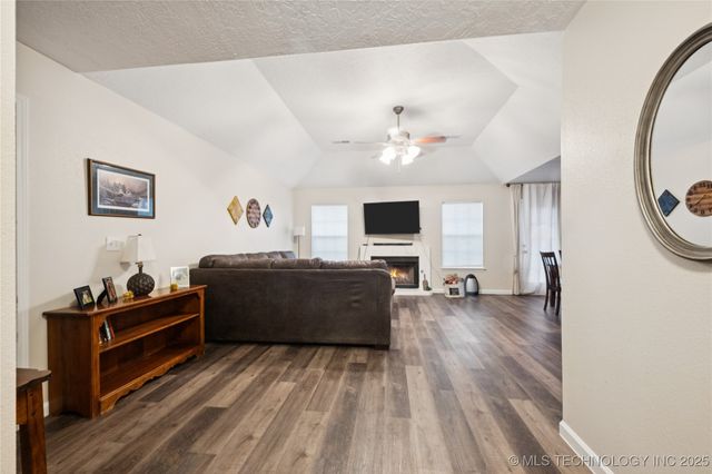 1017 W Pittsburg Place, Broken Arrow, OK 74012