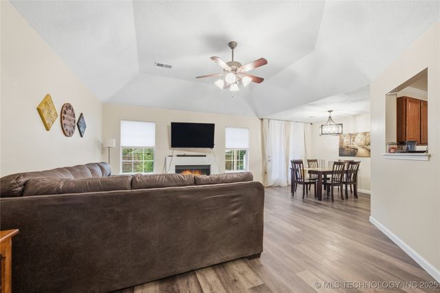 1017 W Pittsburg Place, Broken Arrow, OK 74012