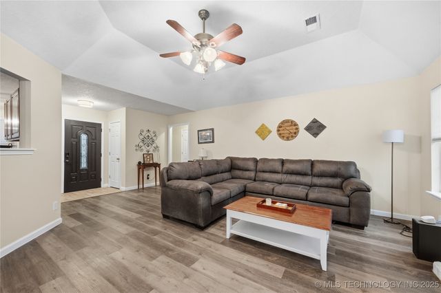 1017 W Pittsburg Place, Broken Arrow, OK 74012