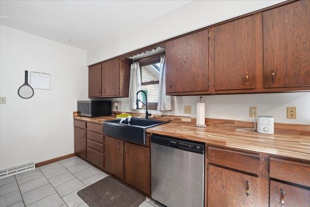 1416 Hillcrest Drive, Waverly, IA 50677