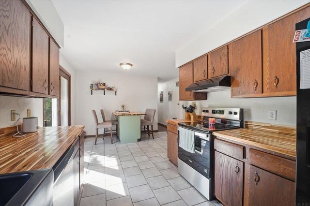 1416 Hillcrest Drive, Waverly, IA 50677