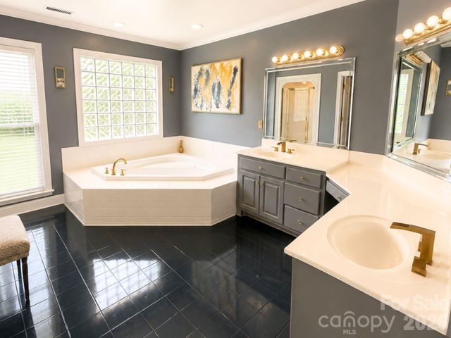 4215 3rd Street NW, Hickory, NC 28601