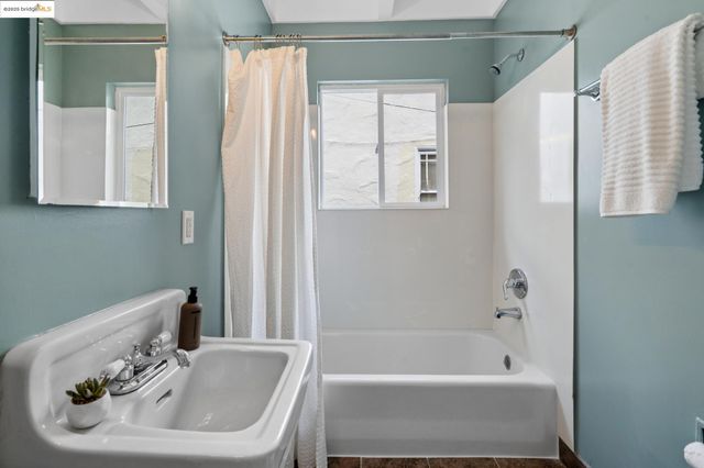 3903 Canon Ave, Oakland, CA 94602
