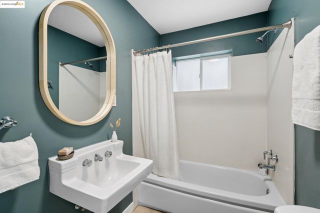 3903 Canon Ave, Oakland, CA 94602