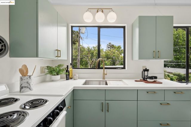 3903 Canon Ave, Oakland, CA 94602