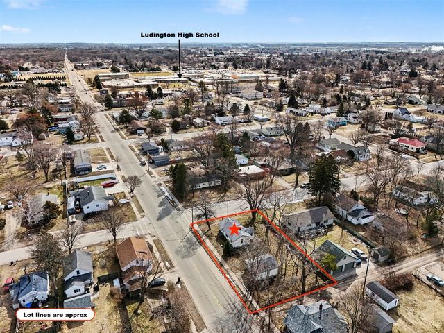 306 E Tinkham Avenue, Ludington, MI 49431
