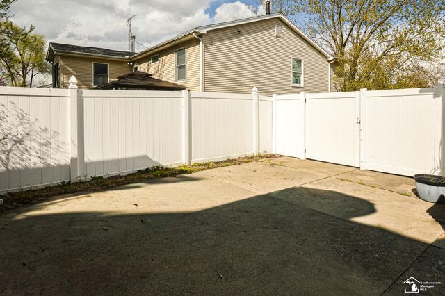 8675 Lillian Drive, Newport, MI 48166