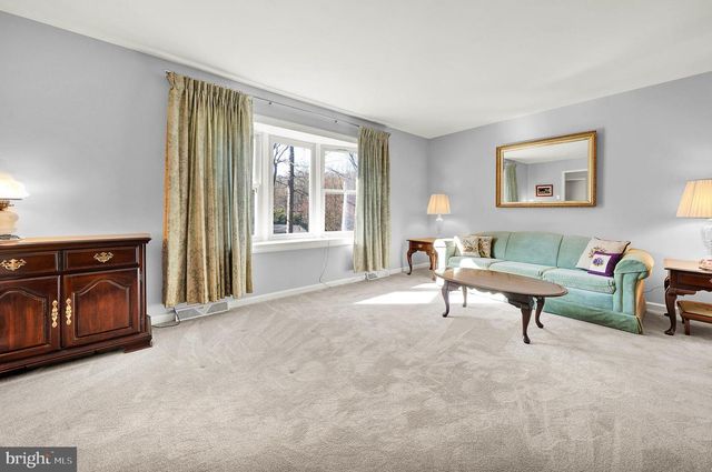 1307 PARK VIEW LN, Downingtown, PA 19335