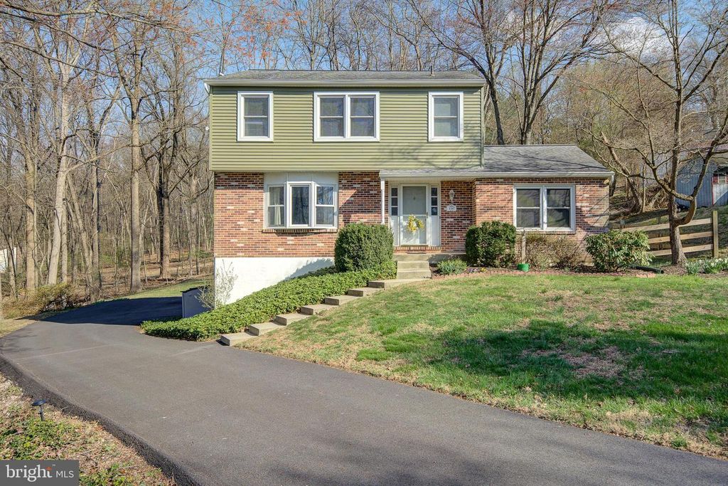 1307 PARK VIEW LN, Downingtown, PA 19335