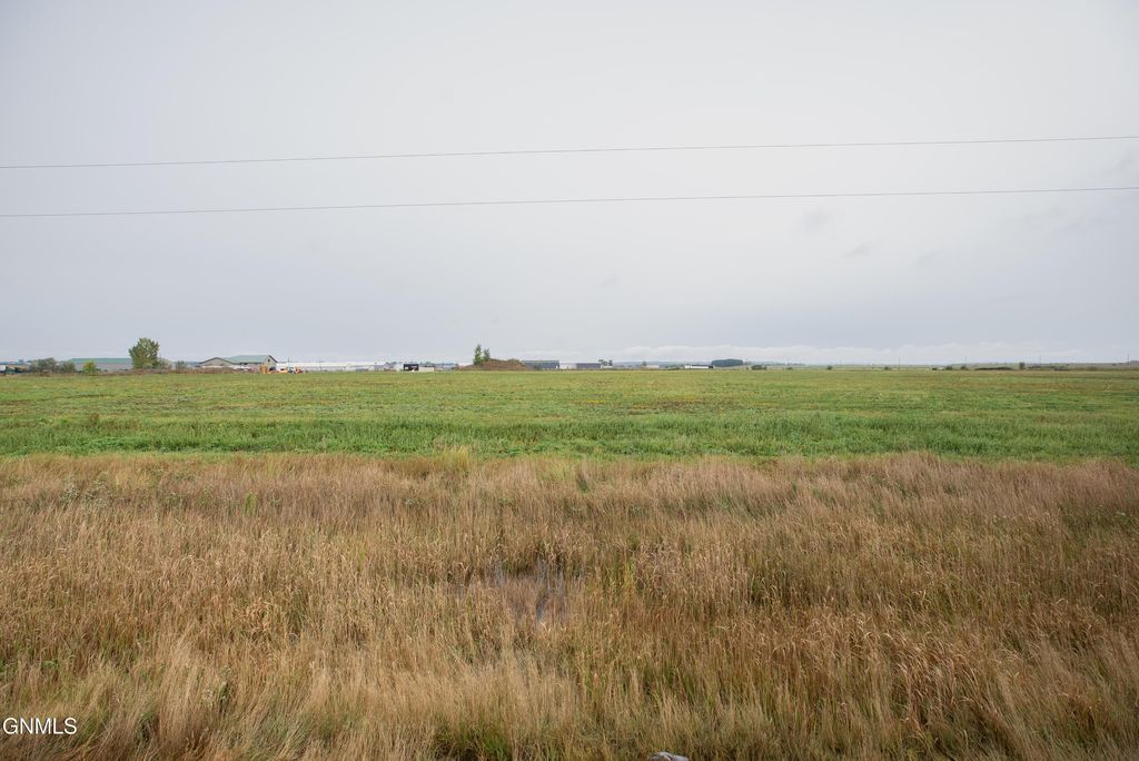 1301 Saber Loop, Bismarck, ND 58504 photo 3