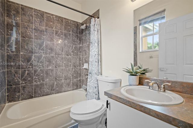 627 E Mowry Ct, Homestead, FL 33030