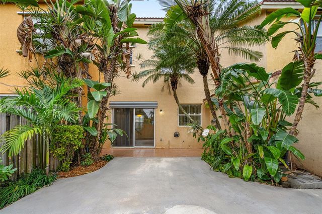 627 E Mowry Ct, Homestead, FL 33030