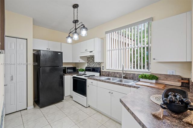 627 E Mowry Ct, Homestead, FL 33030