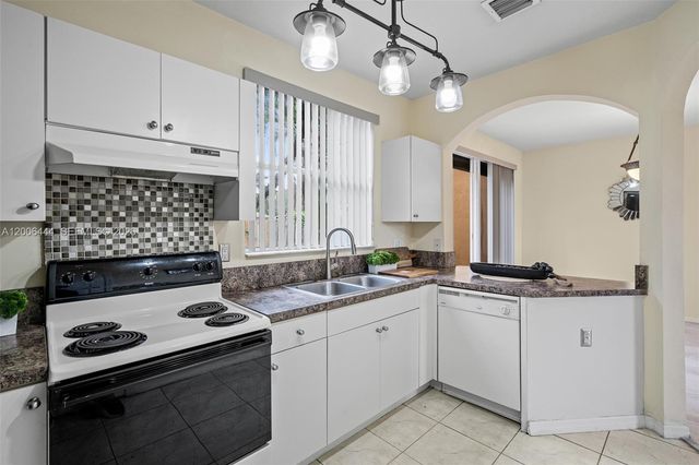 627 E Mowry Ct, Homestead, FL 33030