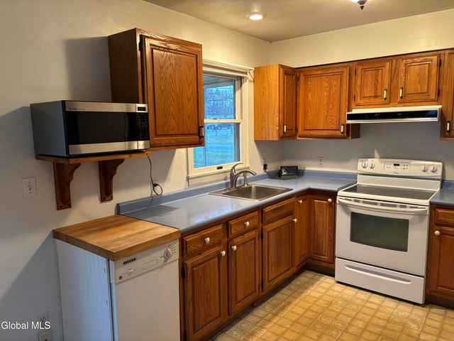 1 Elinor Place, Colonie, NY 12110