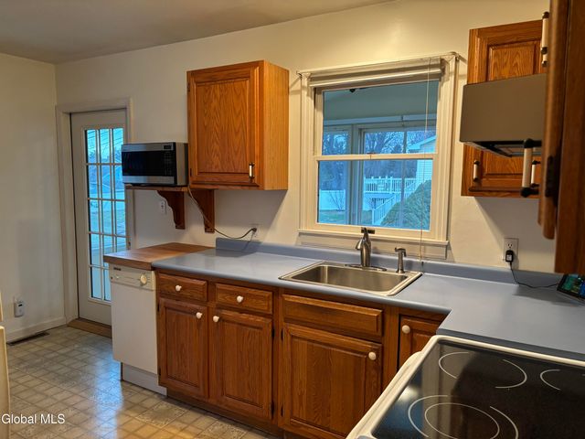 1 Elinor Place, Colonie, NY 12110