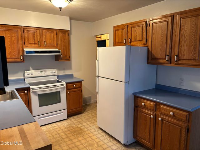 1 Elinor Place, Colonie, NY 12110