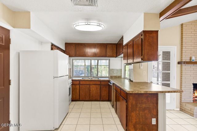 10325 N N Cardigan Drive, El Paso, TX 79925