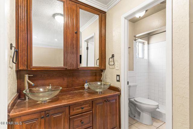 10325 N N Cardigan Drive, El Paso, TX 79925