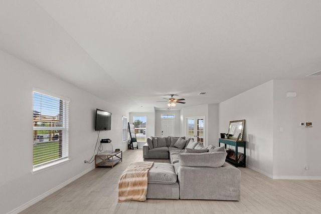 213 Gauge RD, Thorndale, TX 76577