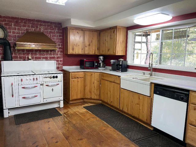 10250 Sterling Creek Road, Jacksonville, OR 97530