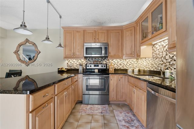 2160 White Pine Cir B, Green Acres, FL 33415