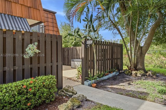 2160 White Pine Cir B, Green Acres, FL 33415