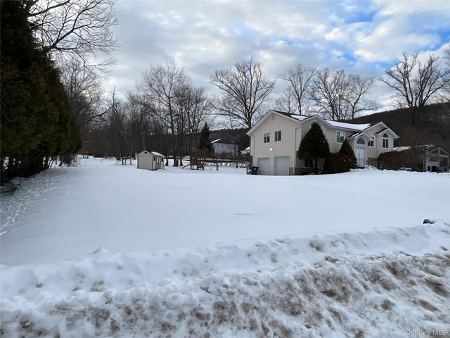 7 Country Hollow, Highland Mills, NY 10930