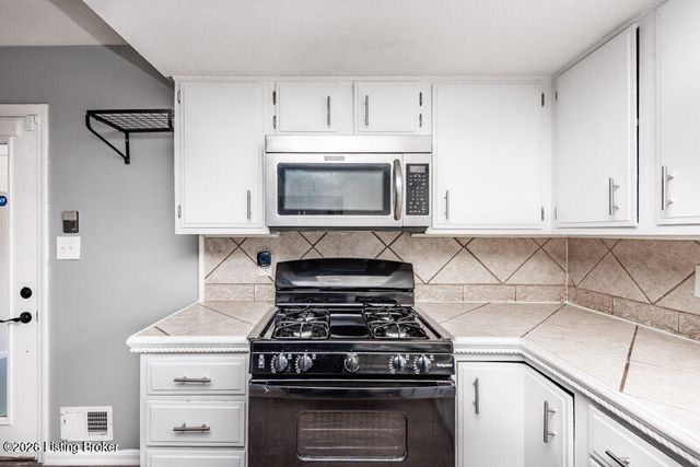 6701 Santom Ln, Louisville, KY 40291