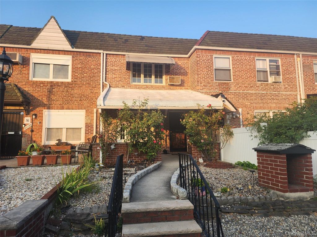 61-41 77 Place, Middle Village, NY 11379