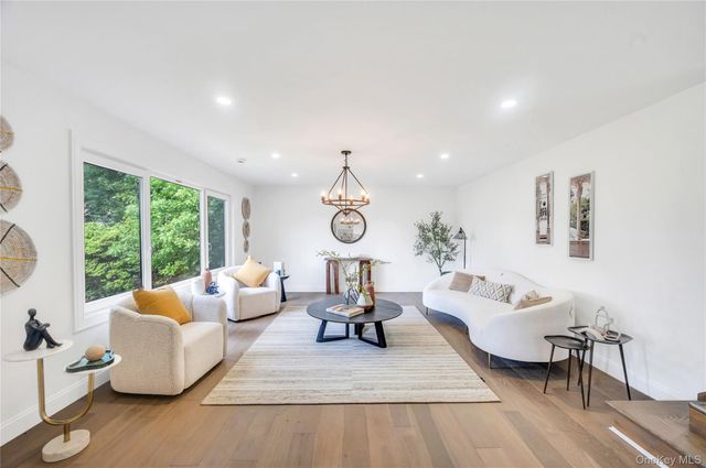 14 Lakeville Drive, East Hills, NY 11576