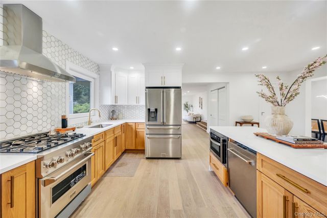 14 Lakeville Drive, East Hills, NY 11576