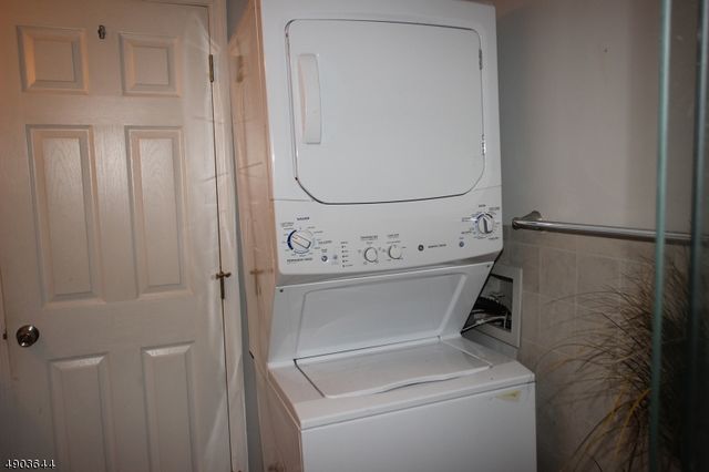 17 Watergate Dr, High Bridge Boro, NJ 08829