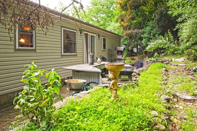 17 Watergate Dr, High Bridge Boro, NJ 08829