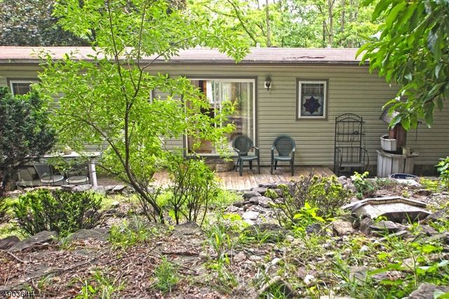 17 Watergate Dr, High Bridge Boro, NJ 08829