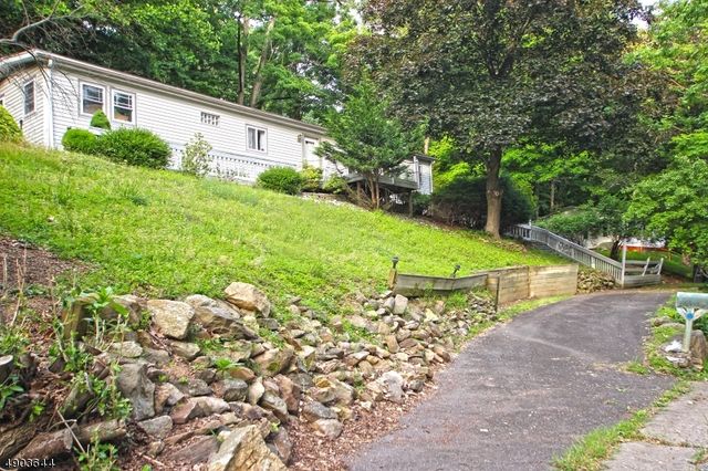 17 Watergate Dr, High Bridge Boro, NJ 08829