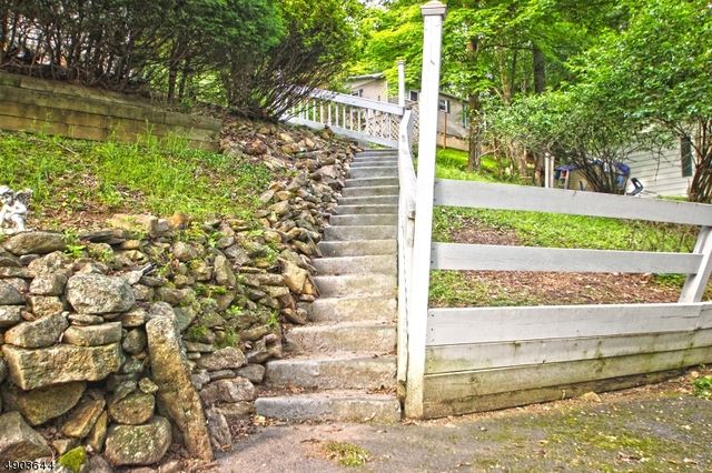 17 Watergate Dr, High Bridge Boro, NJ 08829