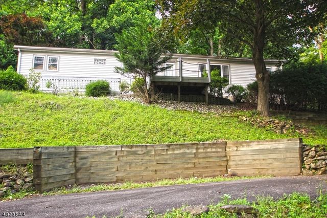 17 Watergate Dr, High Bridge Boro, NJ 08829