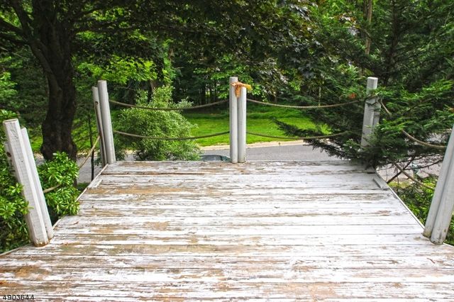 17 Watergate Dr, High Bridge Boro, NJ 08829