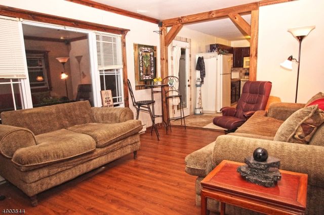 17 Watergate Dr, High Bridge Boro, NJ 08829