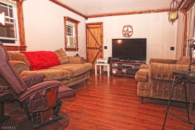 17 Watergate Dr, High Bridge Boro, NJ 08829