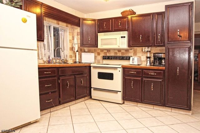 17 Watergate Dr, High Bridge Boro, NJ 08829