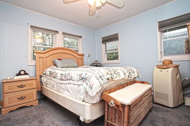 17 Watergate Dr, High Bridge Boro, NJ 08829