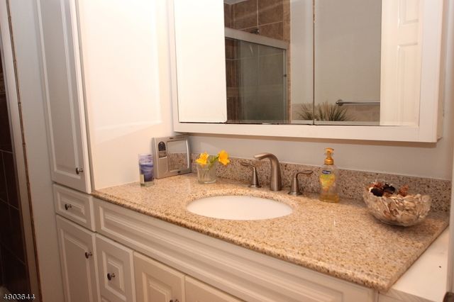 17 Watergate Dr, High Bridge Boro, NJ 08829