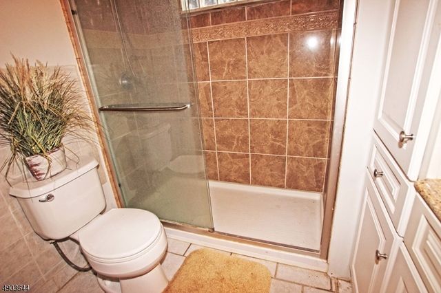 17 Watergate Dr, High Bridge Boro, NJ 08829