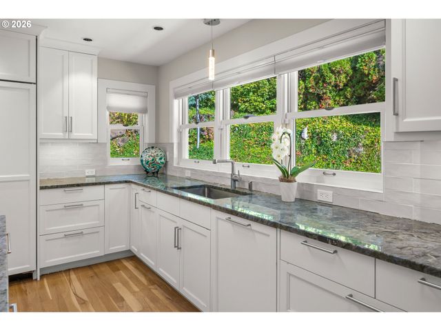 1932 Sw HIGHLAND Rd, Portland, OR 97221
