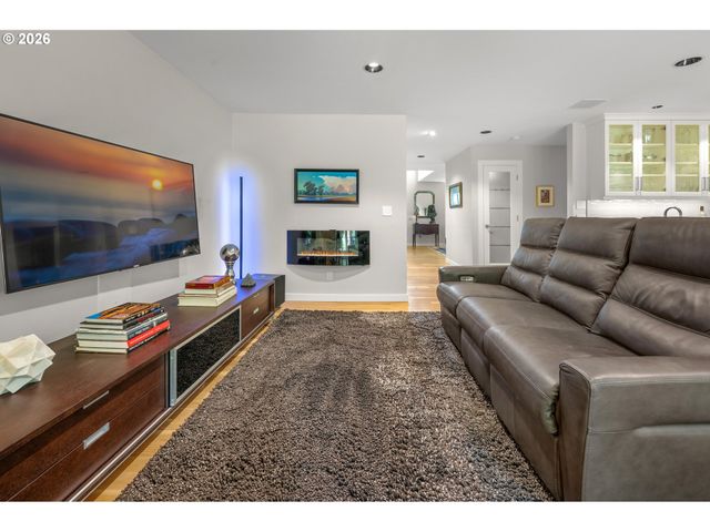 1932 Sw HIGHLAND Rd, Portland, OR 97221