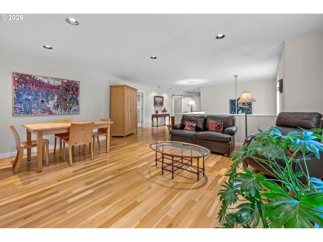 1932 Sw HIGHLAND Rd, Portland, OR 97221